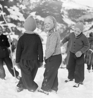 Kinder in Winterbekleidung im Schnee