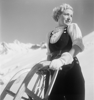 Touristin mit einem Schlitten