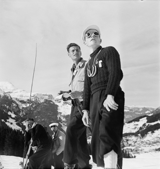 Zuschauer eines Skispringens, den Hang hochblickend