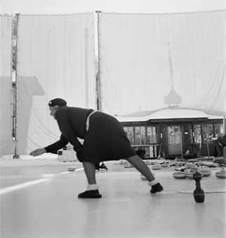 Curlingbahn mit Häuschen und Blachen-Trennwand