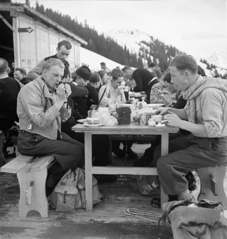 Auf dem Tisch die Kameratasche von Paul Senn