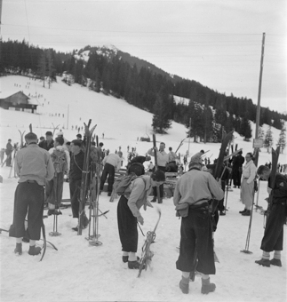 Im Hintergrund Skihang und Bauernhaus