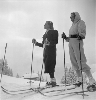 Zwei Skifahrerinnen am Pistenrand