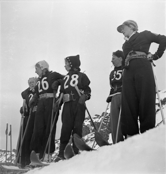 Teilnehmerinnen und Teilnehmer eines Skirennens