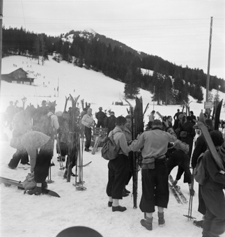 Im Hintergrund Skihang und Bauernhaus