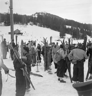 Im Hintergrund Skihang und Bauernhaus