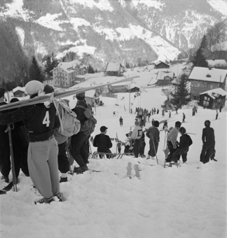 Zielhang von Skirennen mit Zuschauern
