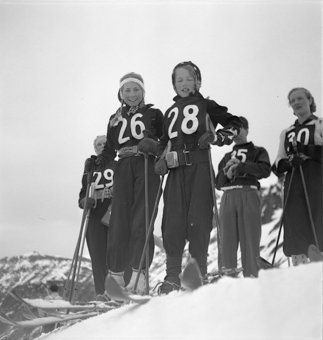 Gruppe von Skifahrerinnen mit Startnummern eines Skirennens