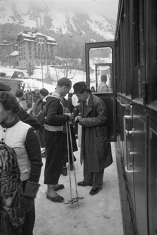 Paul Senn mit einem Bekannten neben wartendem Zug