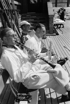 Drei Musiker auf der Sonnenterrasse des Hotels Bellevue des Alpes
