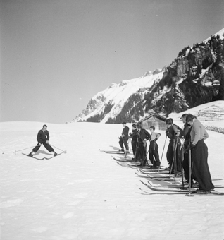 Skischule am Schneehang