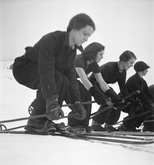 Skischülerinnen üben die Hocke