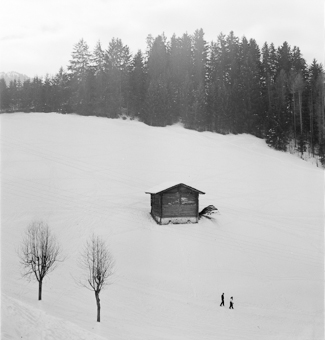 Winterlandschaft mit einem spazierendem Paar 