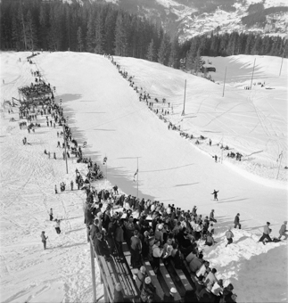 Schanzenspringen in Wengen, Zuschauer auf zwei Tribünen und am Pistenrand