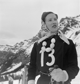 Skifahrerin mit Kopftuch, Start-Nummer 13 und «Eierschmuck» 