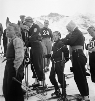 Skifahrer mit Start-Nummern am Warten auf den Start
