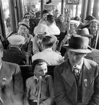Passagiere in der Wengernalp-Bahn