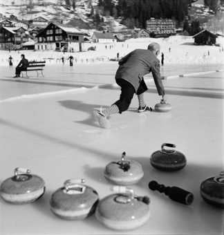 Curlingspieler in Aktion