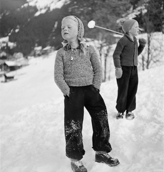 Zwei Kinder an einem Schneehang