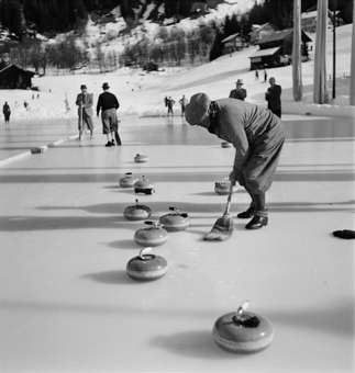 Curlingspieler in Aktion