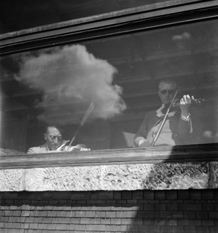 Zwei Musiker am Fenster des Hotels Bellevue des Alpes