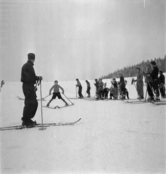 Lehrer mit Schulklasse bei Skiunterricht