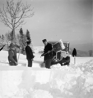 Im Schnee steckengebliebenes Postauto