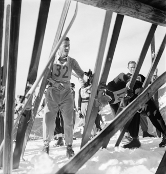 Skifahrer mit Start-Nummern am Skis paratmachen