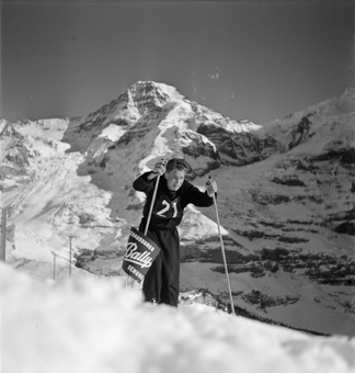 Skifahrer mit Start-Nummer in Start-Position