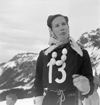 Skifahrerin mit Kopftuch, Start-Nummer und «Eierschmuck» 