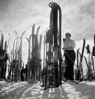 Skifahrerin inmitten einem Wald von eingesteckten Skis