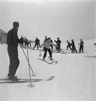 Moritz Zeller (Lehrer, Schwager von Paul Senn) mit Schülerinnen und Schülern beim Skiunterricht