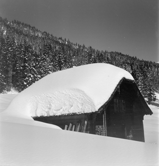 Winterlandschaft mit Stall