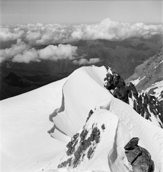 Über den Wolken: Blick von Berggipfel ins Tal