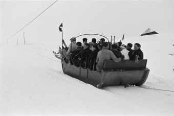 Schlittenseilbahn (Funi) mit Skitouristen