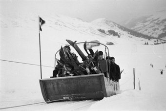 Schlittenseilbahn (Funi) mit Skitouristen