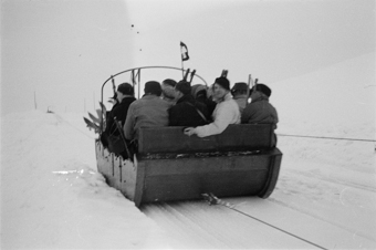 Schlittenseilbahn (Funi) mit Skitouristen