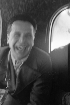 Lachender Mann in Bus