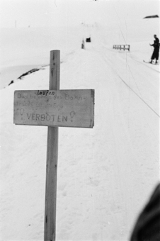 Verbotsschild beim Trassee der Schlittenseilbahn (Funi)