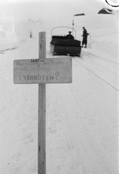 Verbotsschild beim Trassee der Schlittenseilbahn (Funi)