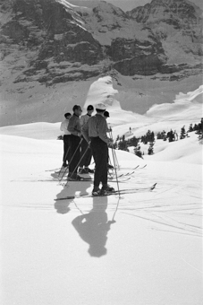 Gruppe von Skifahrern vor Eiger Mönch und Jungfrau