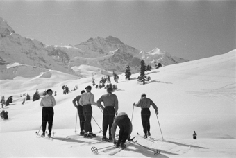 Gruppe von Skifahrern vor Eiger Mönch und Jungfrau