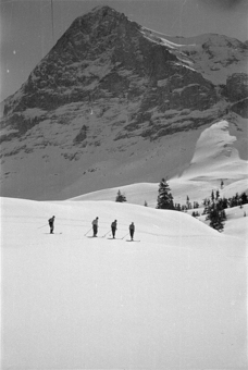 Gruppe von Skifahrern vor der Eigernordwand