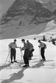 Gruppe von Skifahrern vor der Eigernordwand