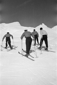 Vier Skifahrer beim Aufstieg