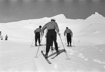 Vier Skifahrer beim Aufstieg