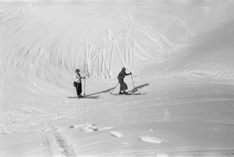 Zwei Skifahrerinnen auf der Piste