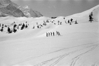 Gruppe von Skifahrern unterhalb Kleine Scheidegg