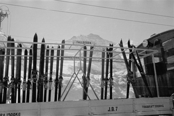 Skis auf Transportwagen der Wengernalpbahn Richtung Fallboden und Eigergletscher