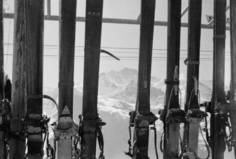 Skis auf Transportwagen der Wengernalpbahn, im Hintergrund die Jungfrau